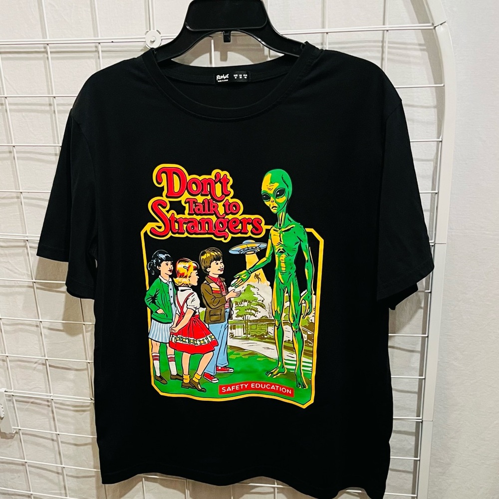 Alien teaching kids! Size medium. Fun for sure. NWOT
